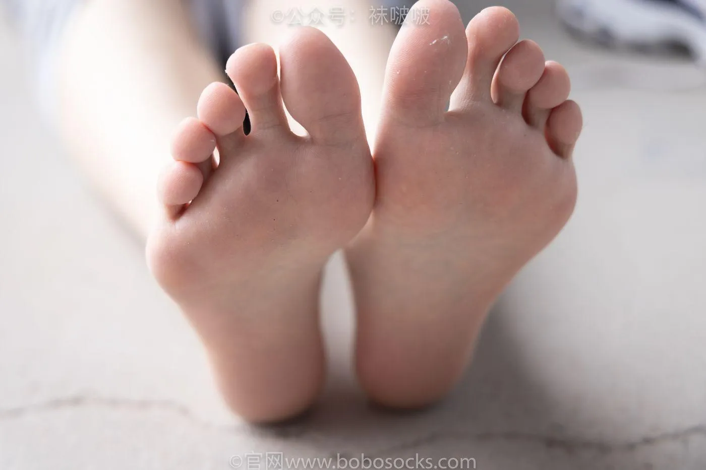 [BoBoSocks袜啵啵]NO.016 熊熊-斯凯奇运动鞋、棉袜（踩脏）、裸足 [147P]插图